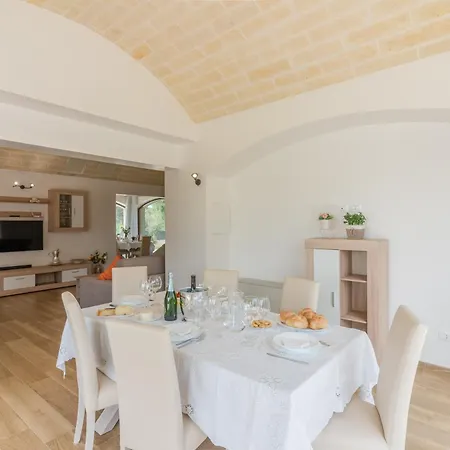 Gelso Bianco Con Piscina San Michele Salentino